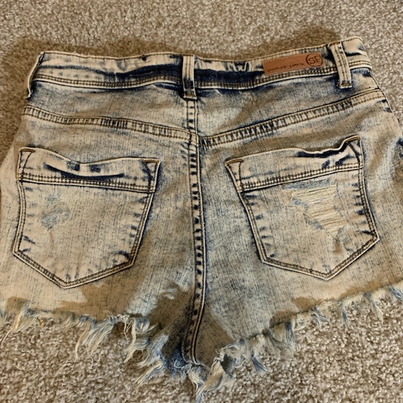 💌bundle3for15%off💌 ACID WASH RIPPED SHORTS! - Picture 2 of 4